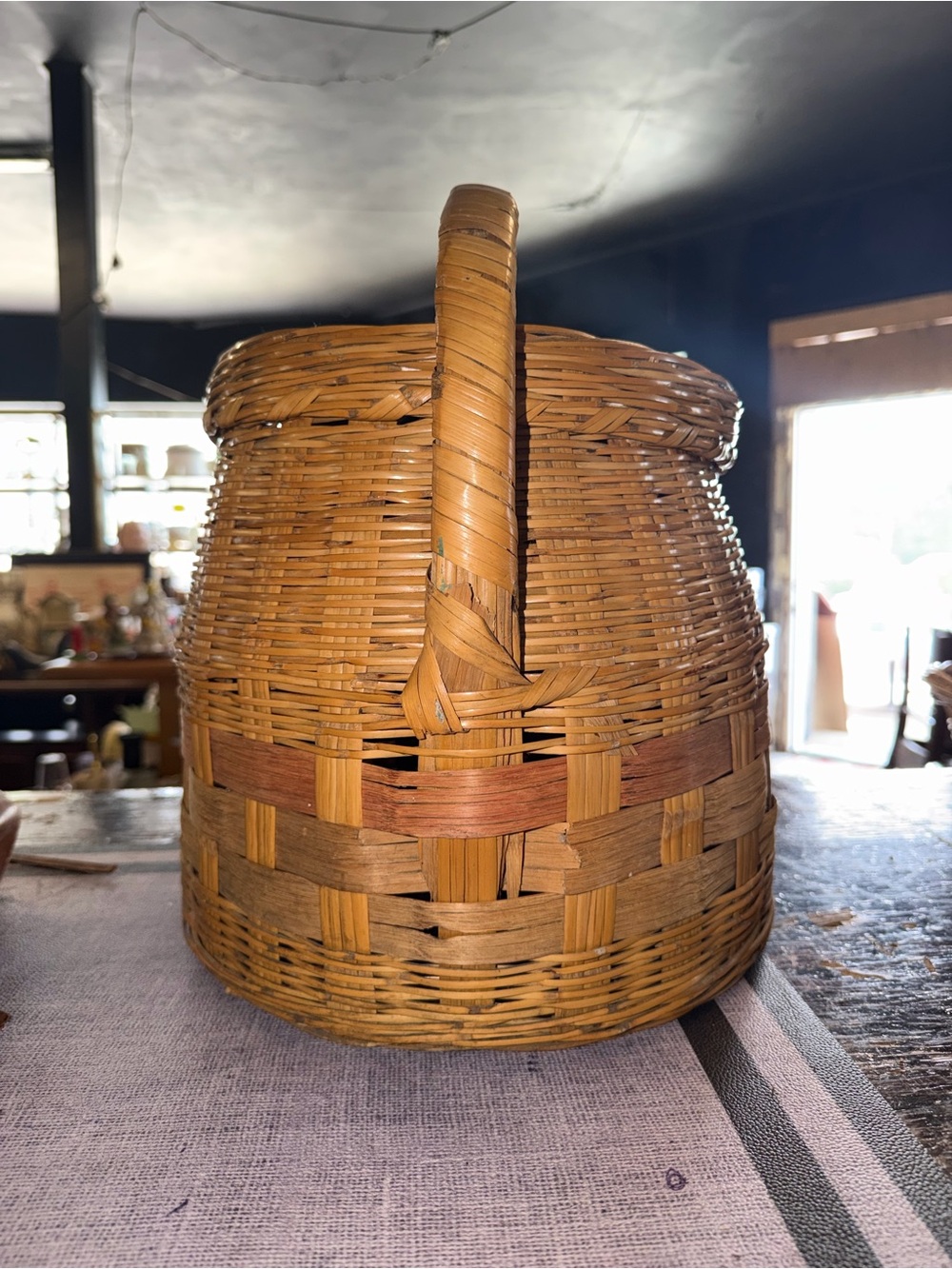 Vintage Handwoven Natural Brown Wicker Basket with Handle or picnics basket - Picture 9 of 9